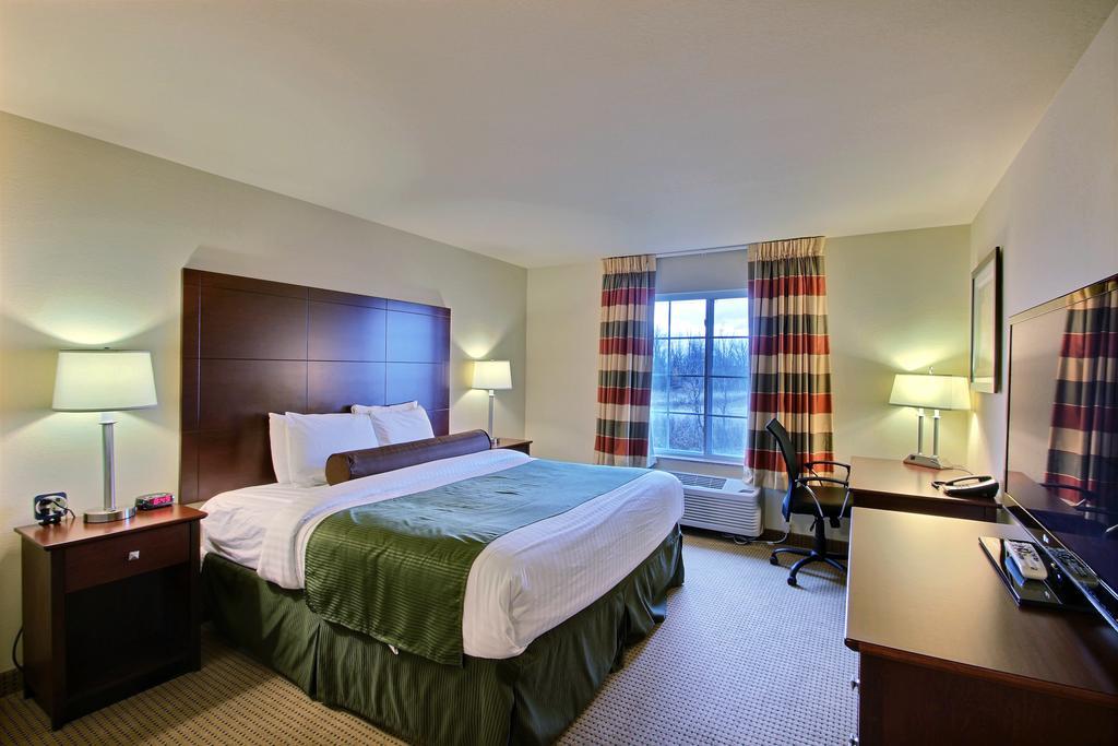 Boarders Inn & Suites By Cobblestone Hotels - Oshkosh Room photo