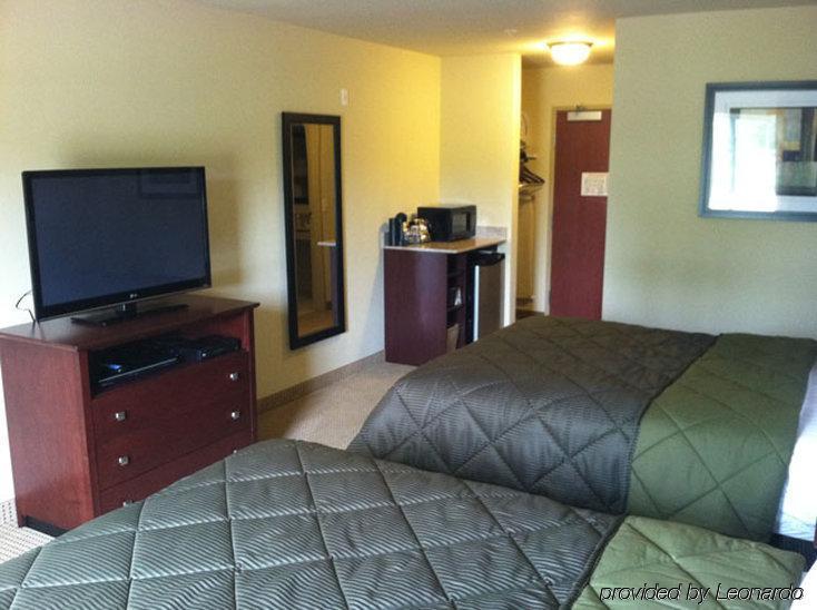 Boarders Inn & Suites By Cobblestone Hotels - Oshkosh Room photo