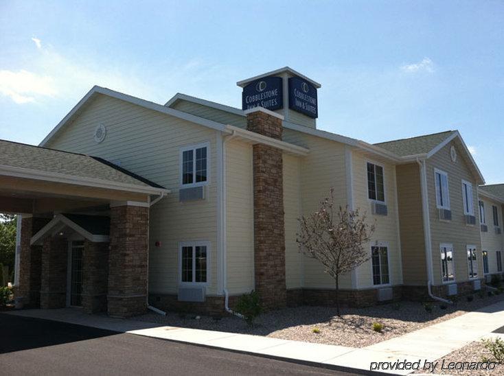 Boarders Inn & Suites By Cobblestone Hotels - Oshkosh Exterior photo