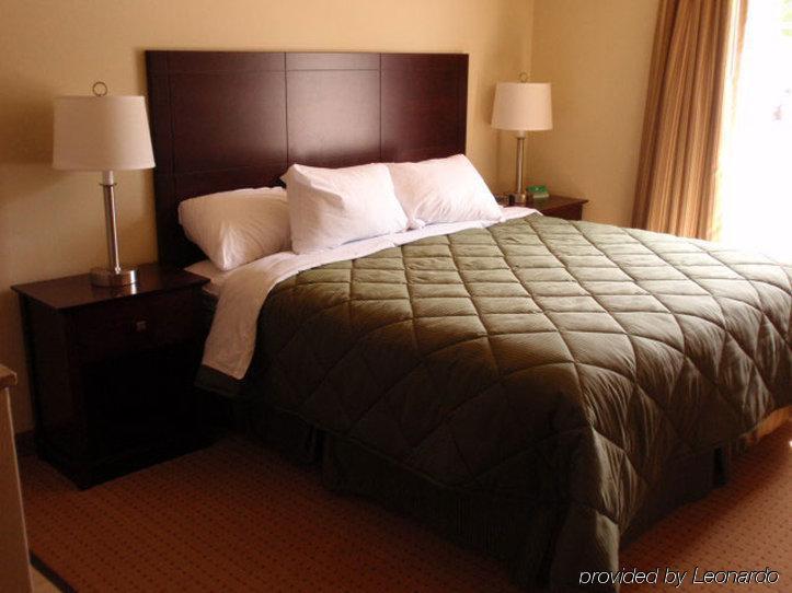 Boarders Inn & Suites By Cobblestone Hotels - Oshkosh Room photo