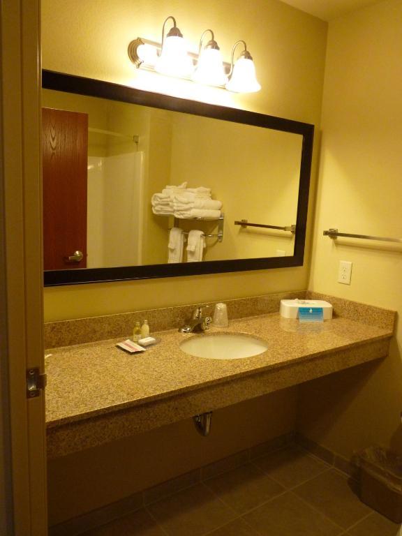 Boarders Inn & Suites By Cobblestone Hotels - Oshkosh Room photo