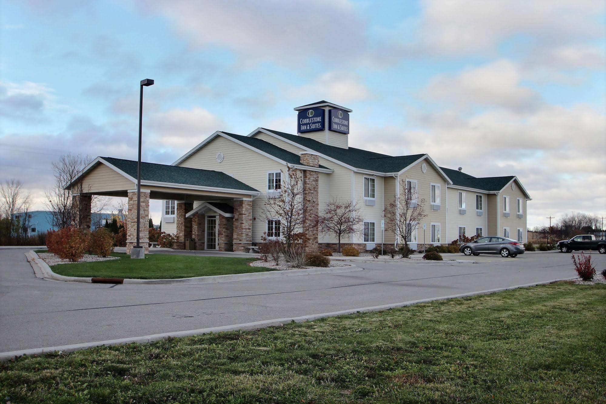 Boarders Inn & Suites By Cobblestone Hotels - Oshkosh Exterior photo