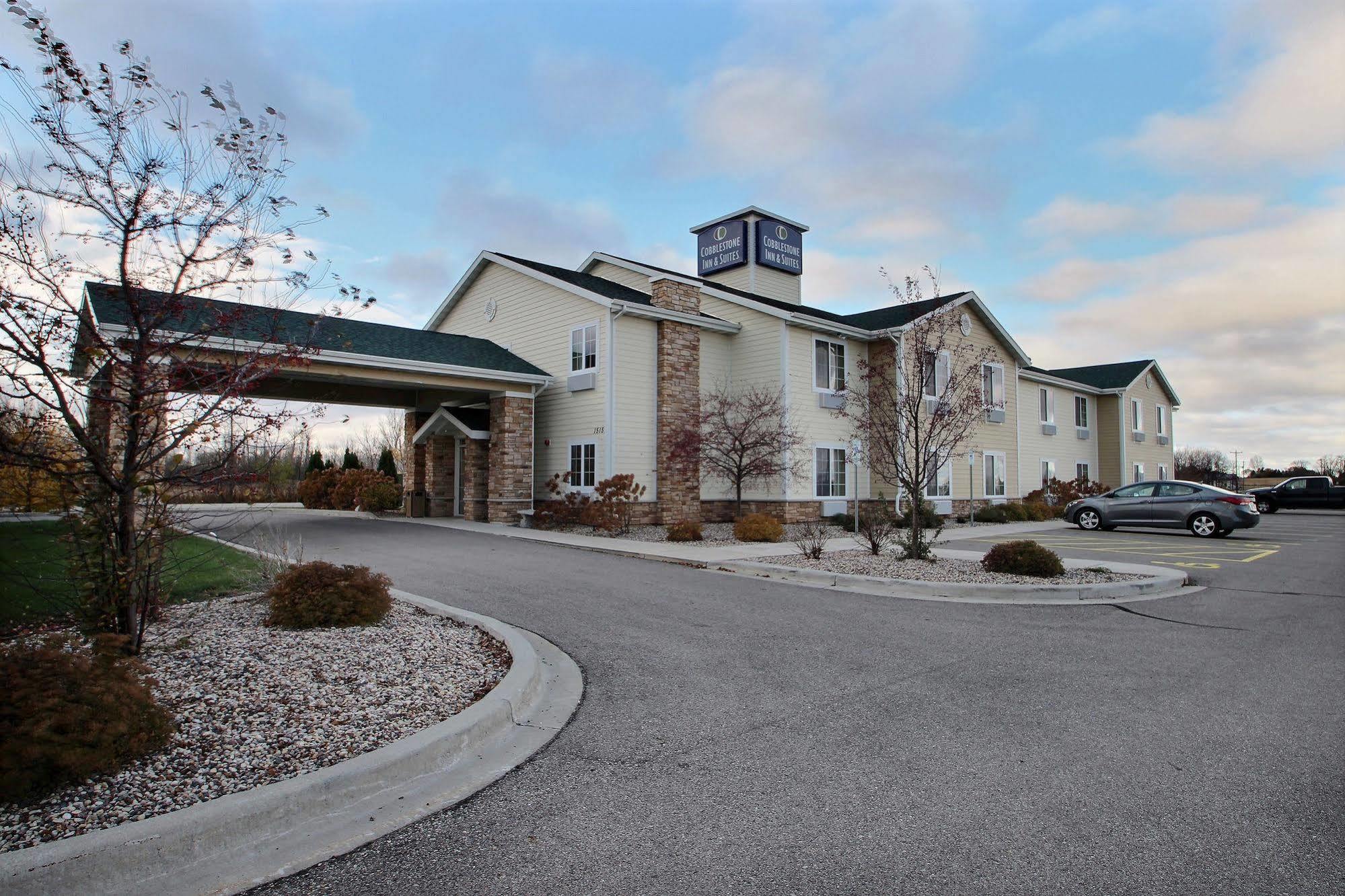 Boarders Inn & Suites By Cobblestone Hotels - Oshkosh Exterior photo