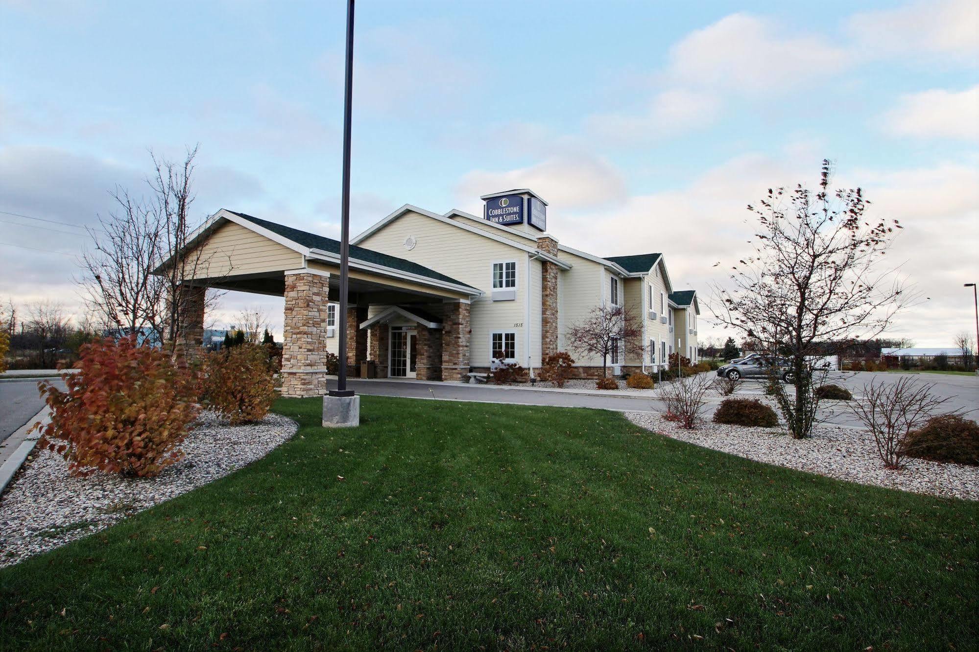 Boarders Inn & Suites By Cobblestone Hotels - Oshkosh Exterior photo